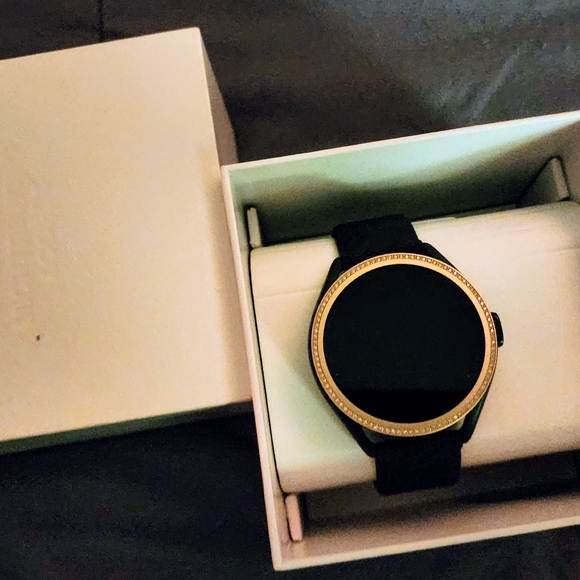 New Michael kors 5th gen 5E MKGO - Picture 5 of 14